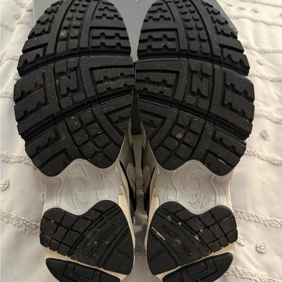 New Balance Grey and Black Athletic Shoes - Picture 2 of 4